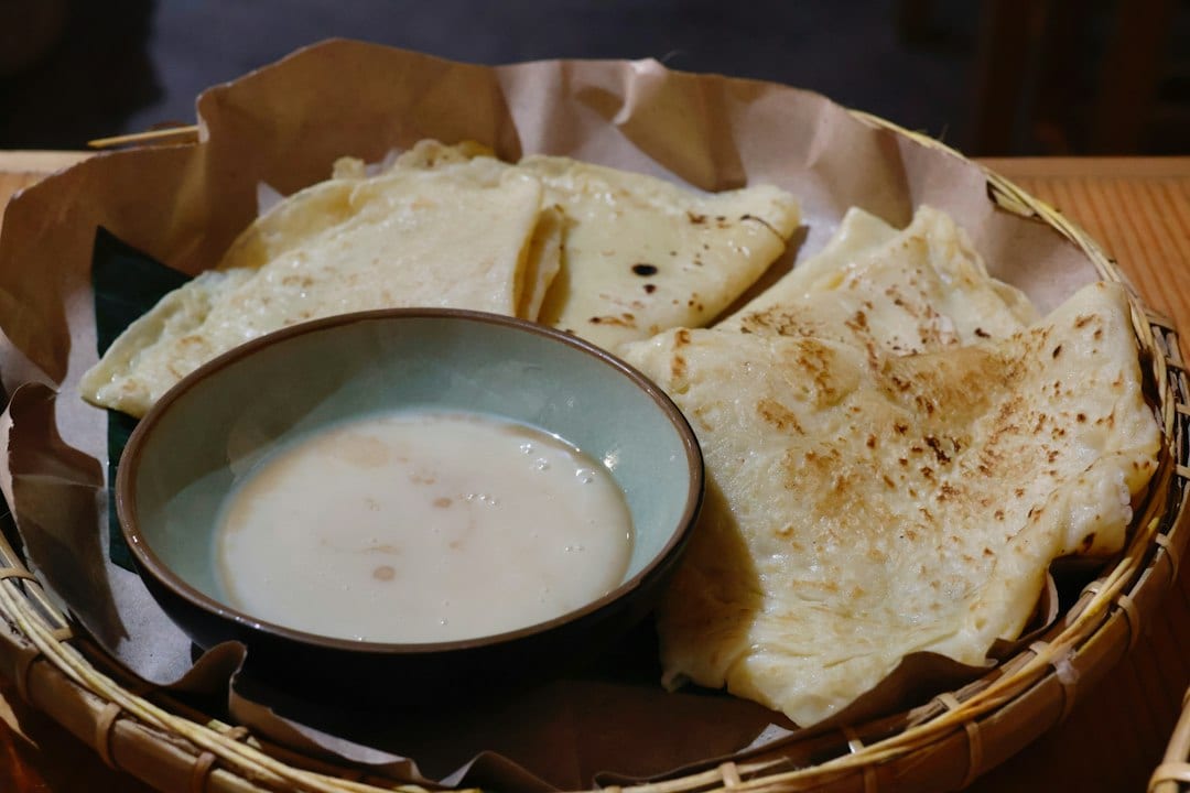 Crispy flatbread with dipping sauce