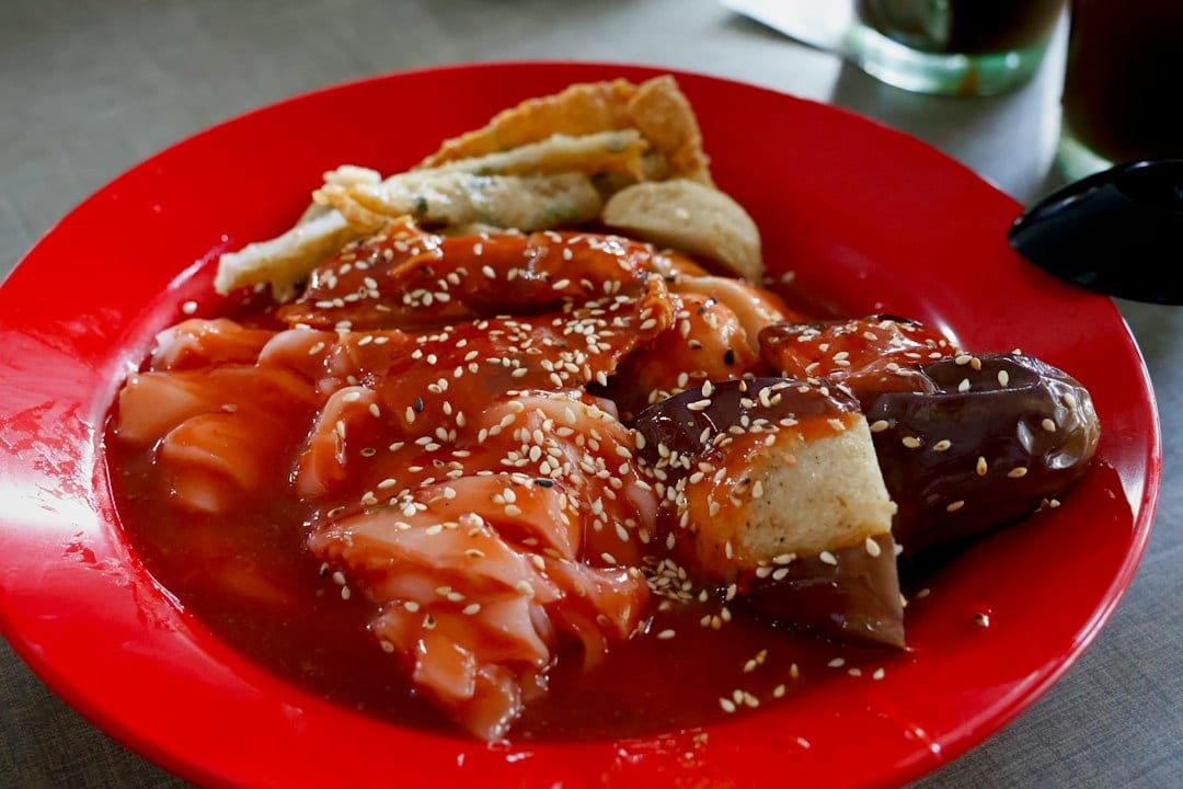 Steamed rice noodle rolls with sauce