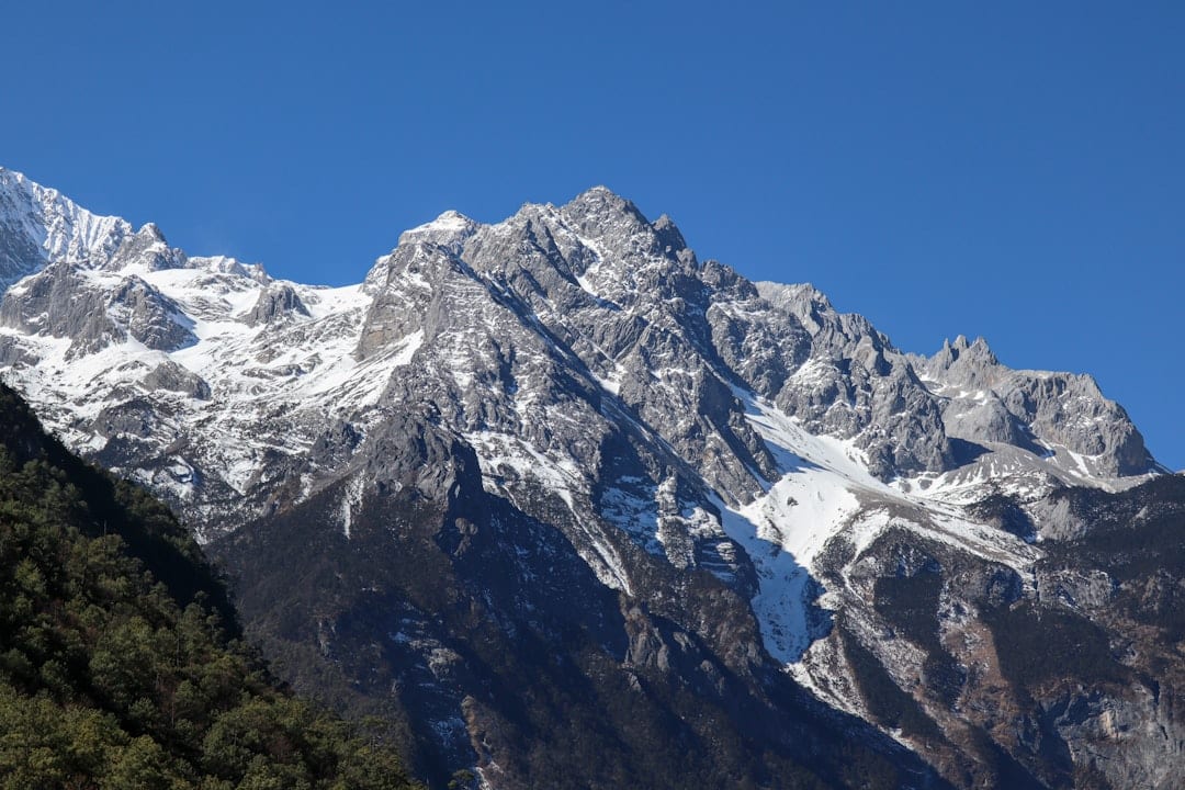 玉龍雪山雄偉山峰