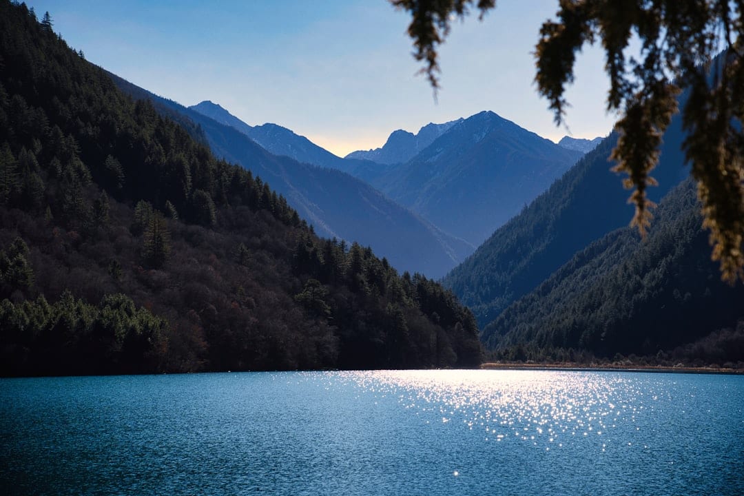 日出時分的瀘沽湖山間湖泊美景