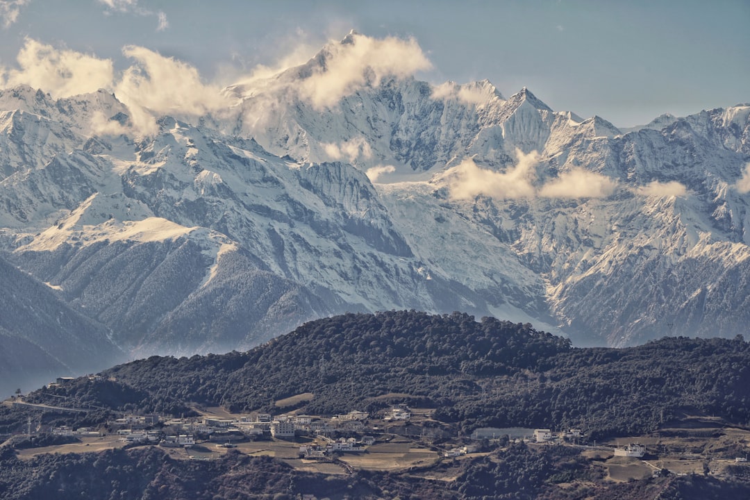 雲南梅里雪山日出時的金色山峰