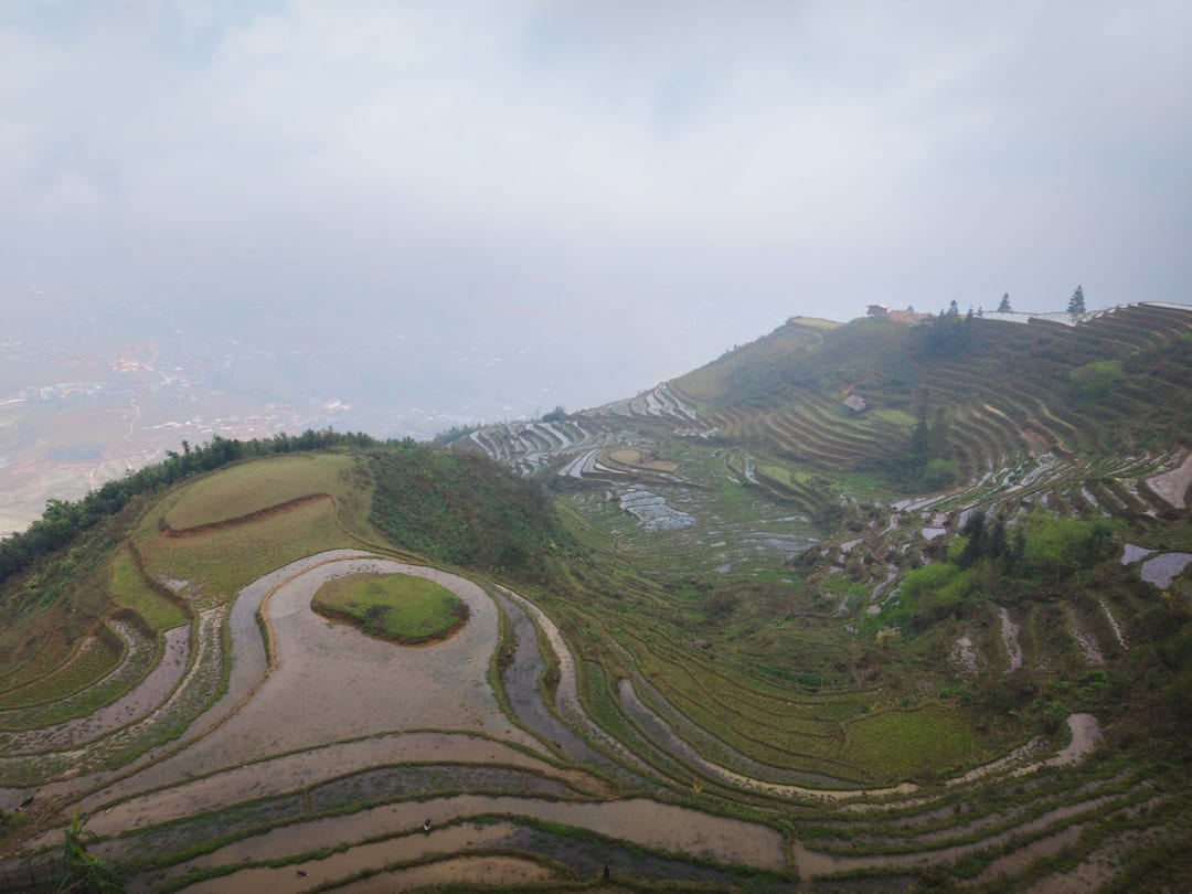 穿越雲南山谷的風光山路之旅